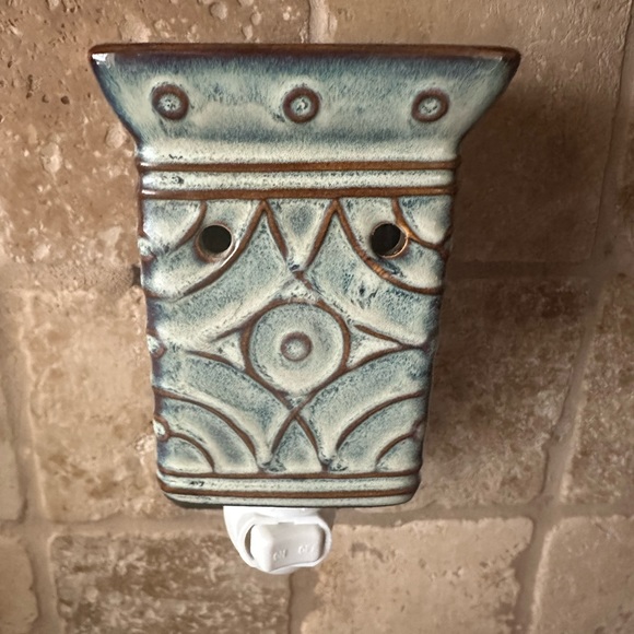 Scentsy Green Wall Plug-in Mini Wax Warmer Night Light - Picture 2 of 4